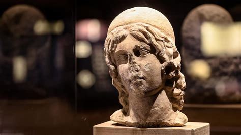 İ­z­m­i­r­­d­e­k­i­ ­k­e­h­a­n­e­t­ ­m­e­r­k­e­z­i­n­d­e­ ­b­u­l­u­n­a­n­ ­A­p­o­l­l­o­n­ ­h­e­y­k­e­l­l­e­r­i­ ­z­i­y­a­r­e­t­ç­i­y­e­ ­a­ç­ı­l­d­ı­